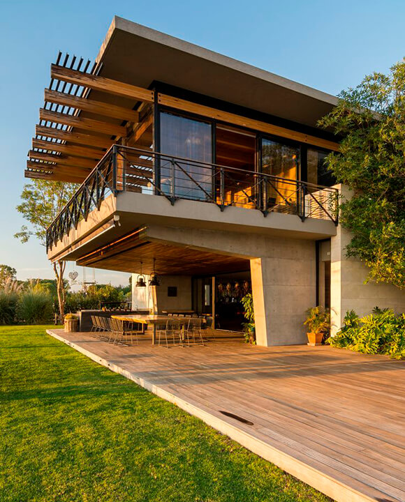 Современный двухэтажный коттедж с террасой